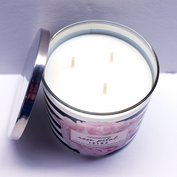 Goose Creek ROSE PETAL ICING Large 3-Wick Candle, 14.5 oz - Picture 3 of 5